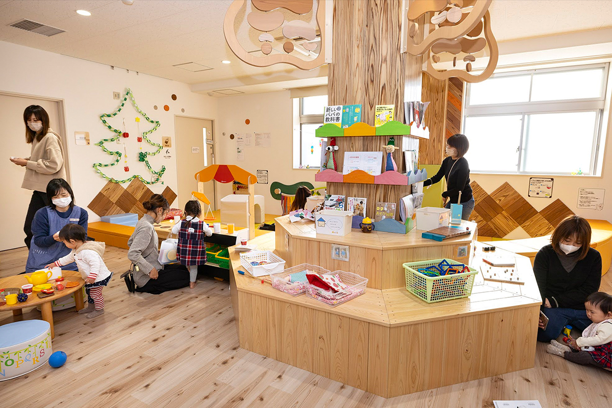 地域子育て支援センター&キッズスペース「にじいろ」